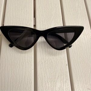 Elegant Mod Barbie-like Black Cat-Eye Sunglasses
